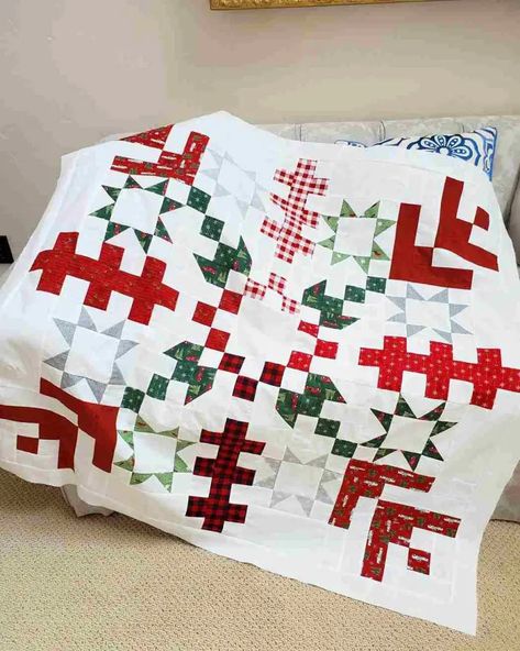 Free Quilt Pattern: Jelly Snowflake Quilt Jelly Snowflake Quilt, Jelly Roll Christmas Quilt Patterns, Basic Quilt Patterns, Snowflake Quilt Pattern, Quilts Christmas, A Quilting Life, Quilted Items, Christmas Quilting Projects, Snowflake Quilt