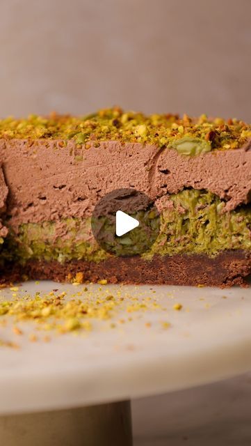 Rosie Brown on Instagram: "Pistachio Crunch Chocolate Cheesecake 🤎  Inspired by the viral Dubai chocolate bars, this cheesecake has a buttery biscuit base layered with pistachio butter and crispy toasted filo pieces. Covered in a thick chocolate pistachio cheesecake and crushed pistachios, every single bite is so creamy but also cirispy with a gorgeous nutty creamy flavour.    INGREDIENTS Base 300g chocolate biscuits, ground to a fine crumb (e.g. oreo, bourbon biscuits) 100g dairy free / dairy butter, melted Filling 200g pistachio paste / butter 1 tbsp butter 200g filo pastry sheets, cut into small pieces Cheesecake 270ml dairy free / dairy double cream 400g dairy free / dairy full fat cream cheese, room temp 100g dark chocolate, melted 100g icing sugar 100g pistachio butter INSTRUCTIONS Chocolate Pistachio Dessert, Pistachio Cream Bars, Dubai Chocolate Cheesecake, Dubai Recipes, Pistachio Chocolate Cake, Pistachio Crunch, Crushed Pistachios, Crunch Chocolate, Dubai Chocolate