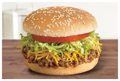 The California-based taco chain Del Taco is celebrating its 50th anniversary by serving a "Bun Taco." It's basically what would normally go inside a taco (seasoned beef, cheddar cheese, lettuce, and tomato) but it all gets crammed inside a sesame seed bun. Taco Burgers, Taco Burger, Mcdonalds Fries, Taco Time, Del Taco, Spicy Chicken Recipes, Vintage Lunch, Meat Sandwich, Sloppy Joes Recipe