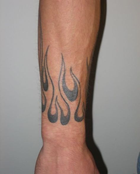 Traditional Tattoo Black And White, Flame Tattoo, Around Arm Tattoo, Tattoo Old School, Flame Tattoos, Tattoo Inspiration Men, Cool Forearm Tattoos, Fire Tattoo, Arm Sleeve Tattoos