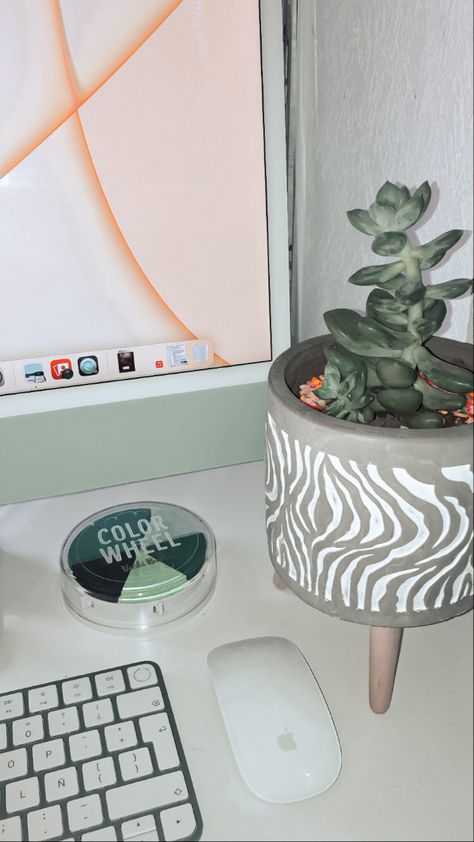 Green Imac Setup, Green Imac Desk Setup, Green Imac, Imac Setup, Imac Desk, Imac Desk Setup, Study Aesthetics, Green Desk, Desk Inspo