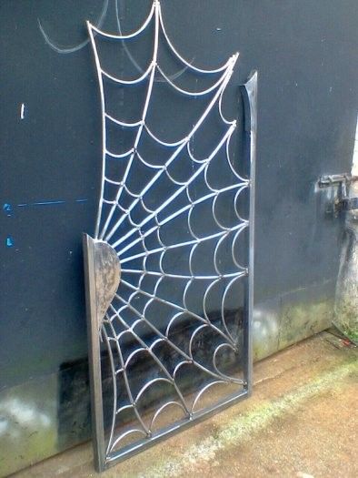 Павутиння Pintu Ganda, Welding Projects Ideas, Metal Garden Gates, Side Gate, Cool Welding Projects, Spider Web Design, Steel Door Design, Metal Doors Design, Iron Gate Design