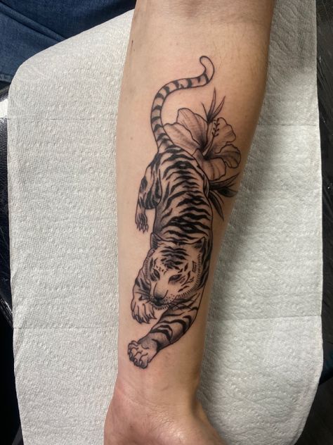 Tiger And Hibiscus Tattoo, Tiger With Lily Tattoo, Tiger With Leaves Tattoo, Tiger Ankle Tattoo, Tiger Foot Tattoo, Flower Tiger Tattoo, Tiger Tattoo Feminine, Feminine Tiger Tattoo For Women, Tiger And Flower Tattoo