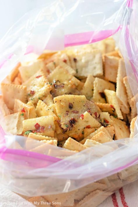 Alabama Firecrackers are the best spicy, crispy, full-of-flavor snack! It's so quick and easy to whip up a batch with this Firecracker Recipe using mini saltine crackers, oil, ranch dressing seasoning, and other spices. #alabamafirecrackers #crackers #firecrackers #bakedcrackers #spicycrackers #ranchseasoning Spicy Saltine Crackers, Firecracker Recipe, Spicy Ranch Sauce, Alabama Firecrackers, Fire Crackers Recipe, Alabama Fire Crackers, Spicy Crackers Recipe, Saltine Cracker Recipes, Seasoned Oyster Crackers