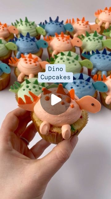 Dino Party Cupcakes, Dino Shaped Food, Pull Apart Cupcake Cake Dinosaur, Dinosaur Appetizers, Girly Dinosaur Cupcakes, Kids Birthday Cupcakes Ideas, Tearex Party, Diy Dinosaur Cupcakes, Dinosaur Cupcakes Girl