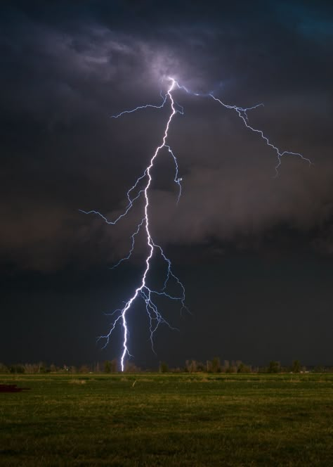 Tornado Aesthetic, Thunderstorm Photography, Wing Aesthetic, Dragon Island, Tornado Pictures, Lightning Photos, Farm Painting, Lightning Storms, Lightning Photography