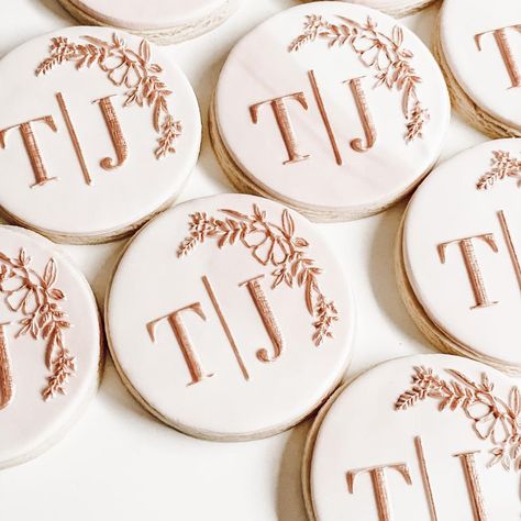 The Bikkie Buzz on Instagram: “Want to add that extra personalised touch to your event? How amazing are these custom made monogrammed bikkies for wedding favours!…” Wedding Cookies Initials, Decorative Cookies Wedding, Custom Cookies Wedding, Simple Wedding Cookies, Monogrammed Wedding Cookies, Custom Wedding Cookies, Wedding Pastries, Engagement Party Cookies, Biscuit Wedding Favours