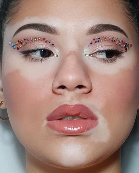 Crystal Eye Makeup, Rhinestones Makeup, Boston Calling, Taylor Concert, Artsy Makeup, Concert Makeup, Carnival Ideas, Crystal Makeup, Rhinestone Makeup