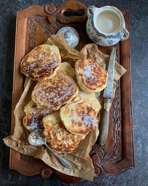 Today’s recipe for Crempogau, or more correctly Crempog Furum, are based on an old recipe from the 1800’s and one that uses yeast. Deep Fried Pancakes, Tea Loaf, Welsh Recipes, Light Cakes, English Food, British Food, Old Recipes, Pretty Food, Brunch Recipes