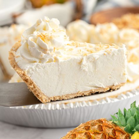 No Bake Pina Colada Pie Pina Colada Pie Recipe, Pina Colada Pie, Pumpkin Dump Cake Recipe, Frozen Pina Colada, Pina Colada Cake, Baked Pineapple, Pineapple Recipes, Best Pie, Easy Pie