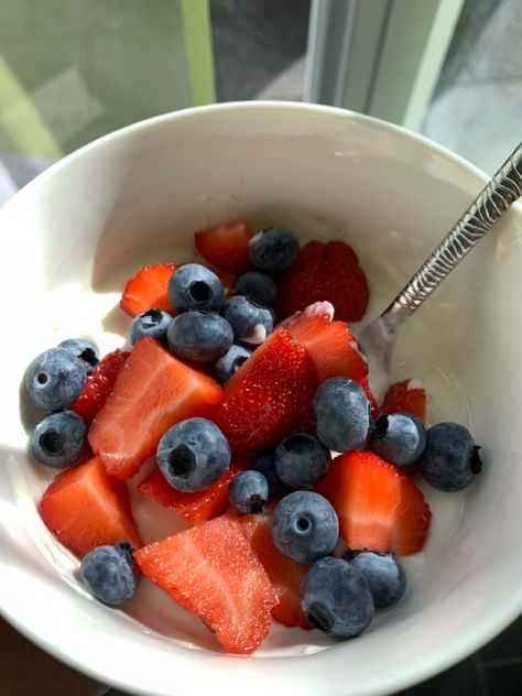 Yoghurt And Berries, Weightlossmotivation Toxic, Tiktok Hooks, Low Calorie Fruits, Yoghurt Bowl, Toxic Foods, Low Cal Recipes, Food L, Healthy Food Motivation