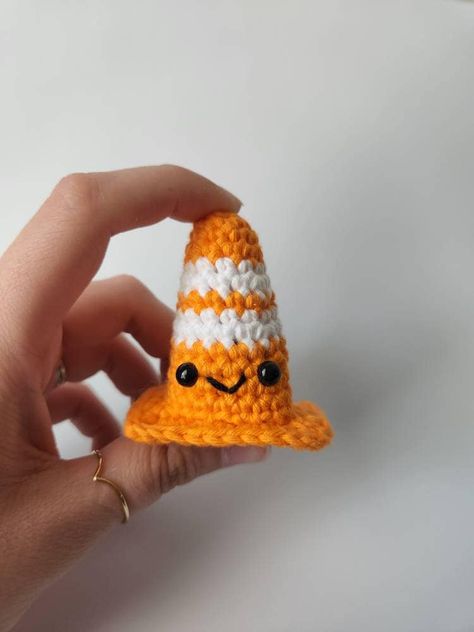 Traffic Cone, Easy Crochet Animals, Mode Crochet, Crochet Design Pattern, Kawaii Crochet, Beginner Crochet Projects, Quick Crochet, Fun Crochet Projects, Diy Crochet Projects