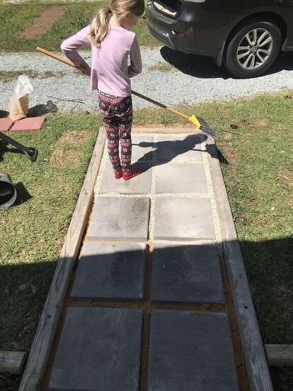 We removed a broken old concrete walkway in the front of our house with this lovely stepping stone and pea gravel walkway. Here's how we did it for $50 and no concrete pouring involved. Completed walkway I wanted a new walkway that I could do 100% myself. I didn't want to mess with pouring concrete so I decided on a stepping stone and gravel approach instead.Here's how our walkway looked when it was complete. I've gotten so many compliments on it already! Old walkway The first ow… Pavers In Gravel Walkways, Inexpensive Walkway Ideas Budget, Landscape Timber Walkway, Inexpensive Sidewalk Ideas, Making A Walkway, Diy Concrete Walkway Paths, Easy Diy Pathway Walkways, Paver Walkway Backyard, Concrete Forms Walkway