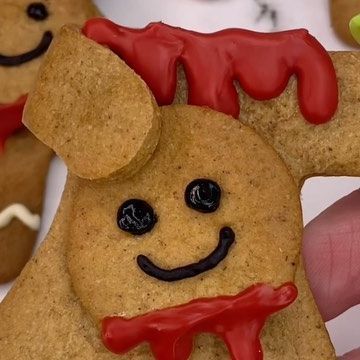 Headless Gingerbread Man, Gingerbread Men Decorating Ideas Funny, Halloween Gingerbread Men, Gingerbread Decoration Ideas, Horror Baking, Gingerdead Man, Using Candy Melts, Its A Trap, Gingerbread Man Decorations