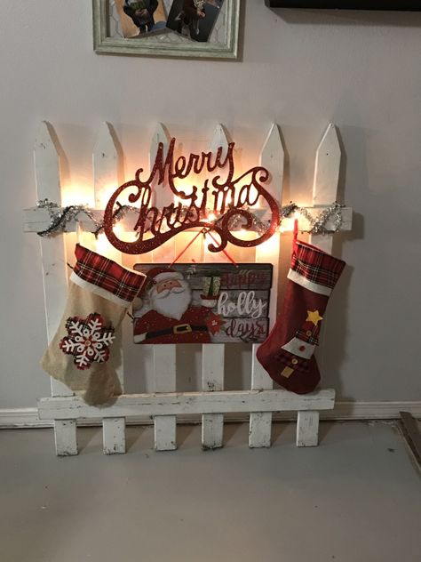 Fence Around Xmas Tree, Picket Fence Stocking Holder, Holiday Fence Decorations, Picket Fence Ideas Crafts Christmas, Christmas Picket Fence Decor, Diy Picket Fence Decoration, Picket Fence Decorating Ideas, Christmas Fence Ideas, Picket Fence Crafts Diy Projects