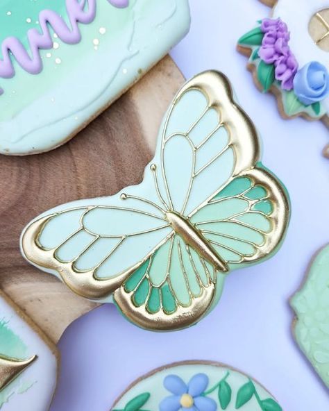 Butterfly Decorated Cookies, Butterfly Sugar Cookies Decorated, Dragonfly Cookies Decorated, Butterfly Sugar Cookies Royal Icing, Butterfly Cookies Decorated, Butterfly Decorated Cookies Royal Icing, Butterfly Iced Cookies, Blue Butterfly Cookies Decorated, Boho Butterfly Cookies