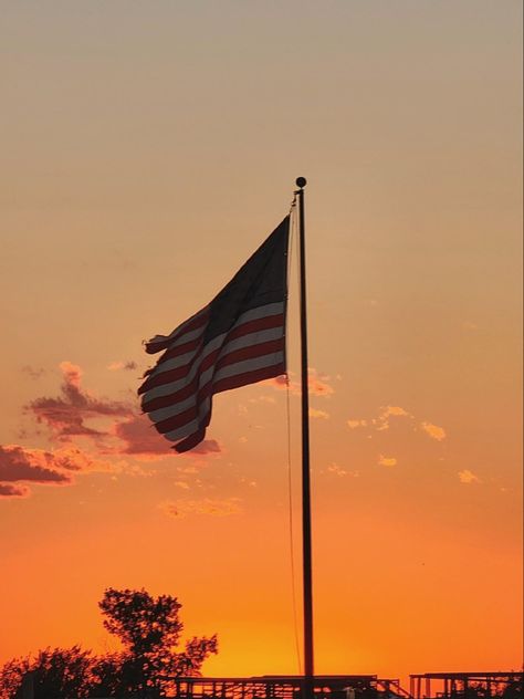 flag blowing in the wind sunset Blowing In The Wind, I Love America, Aesthetic Stuff, Usa Flag, Art Techniques, Dark Academia, The Wind, American Flag, Flag