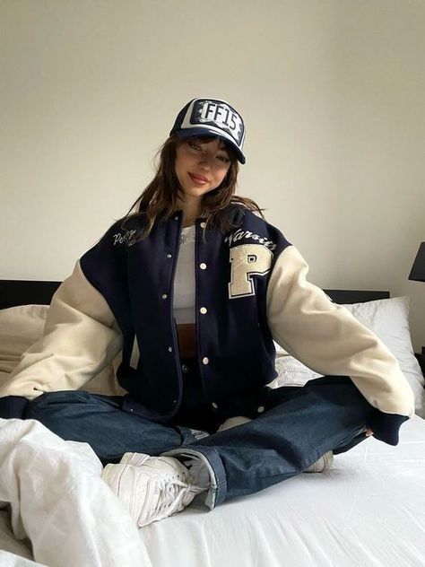 Senior Jacket Aesthetic, Jaket Baseball Outfit, School Jacket Outfit, Senior Era, Old School Jackets, Varsity Outfit, Vintage Jacket Outfit, Baseball Jacket Outfit, Prom Jacket