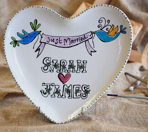 Wedding plate personalised with the names of the bride and groom Hand Painted Wedding Gifts, Wedding Gifts Painting, Heart Plate, Wedding Plate, Diy Pottery Painting, Diy Wedding Gifts, Hand Painted Wedding, Wedding Plates, Wedding Planning Guide