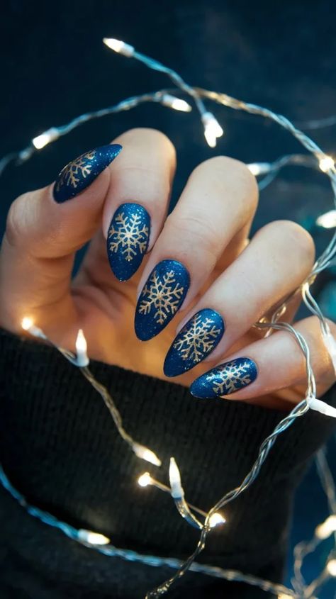 17 Must-Try December Nail Ideas for Christmas Season December Gel Nails, December Dip Nails, Nail Ideas For Christmas, Nails Dark Blue, Snow Globe Nails, December Nail Ideas, Snowman Nails, Christmas Tree Nails, December Nails