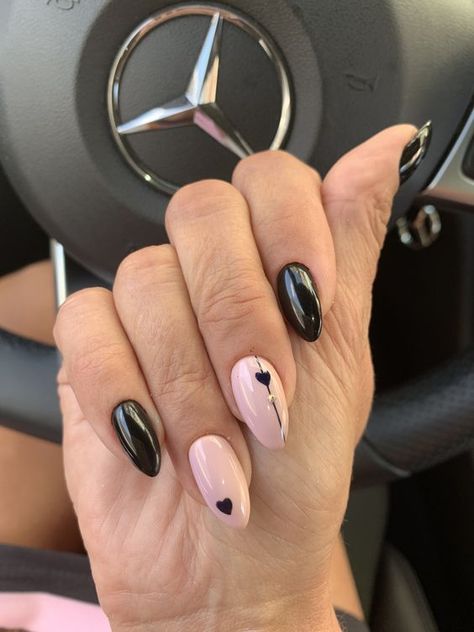 Idee unghie rosa e nere Pink Black Nails, Unghie Sfumate, Basic Nails, Spring Nail, Heart Nails, Chic Nails, Fancy Nails, Short Acrylic Nails, Valentines Nails