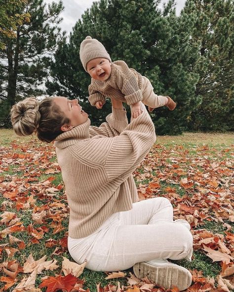 Fall With Newborn, Autumn Photo Ideas Family, Pumpkin Patch Family Photos With Newborn, Fall Photos With Infant, Baby First Fall Pictures, Fall With A Newborn, Fall Photos Instagram, Baby And Mommy Photoshoot, Fall Family Photos Infant