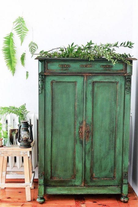 Distressed Furniture Diy, Green Painted Furniture, Salvaged Inspirations, Repainting Furniture, Wooden Cupboard, Woodworking Chair, Green Woodworking, Green Furniture, Diy Sofa