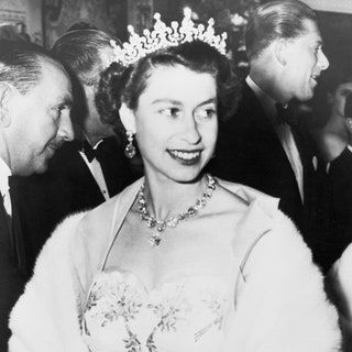 Elizabeth Young, Young Queen Elizabeth, Rainha Elizabeth Ii, Royal Tiaras, Elisabeth Ii, British Royal Families, Princess Elizabeth, Prince Phillip, Isabel Ii