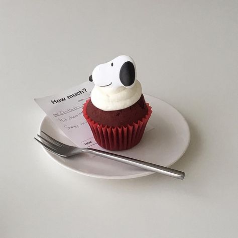 Snoopy Cupcakes, Cafe Sweets, Garden Palette, Snoopy Cartoon, Pretty Dessert, Photography Food, Cute Desserts, Photographing Food, Puddings