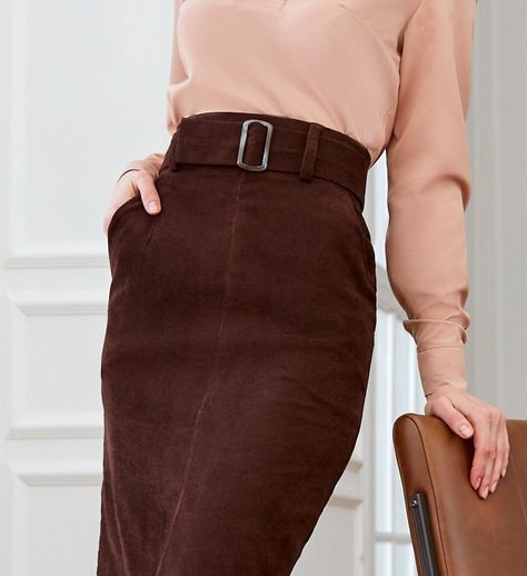 Minimalist Wardrobe Essentials, Brown Pencil Skirt, Long Pencil Skirt, Pencil Skirt Outfits, Classic Skirts, Plus Size Cocktail Dresses, Skirt High Waist, Wool Pencil Skirt, Brown Skirts