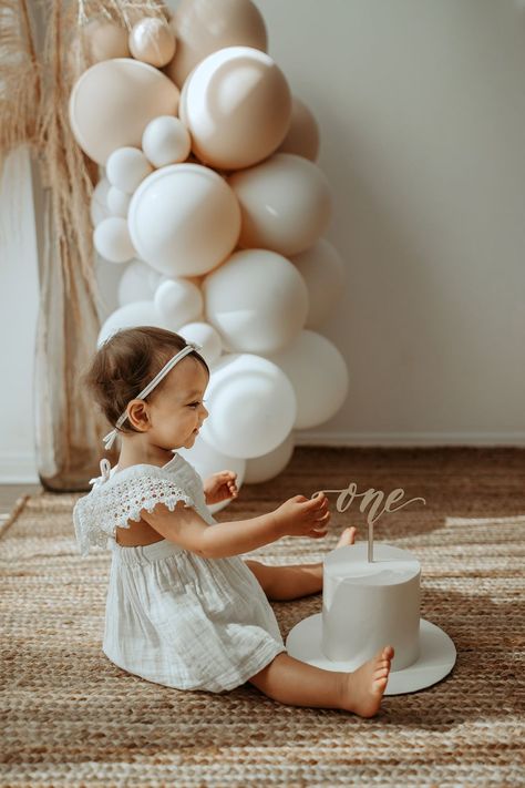 Minimalist One Year Old Photoshoot, Simple Boho Cake Smash, Smash Cake Neutral, Cake Smash Photos At Home, Minimalist Smash Cake, At Home Cake Smash Photoshoot, Outside Cake Smash Photoshoot, One Year Old Smash Cake Photoshoot, Neutral First Birthday Photoshoot