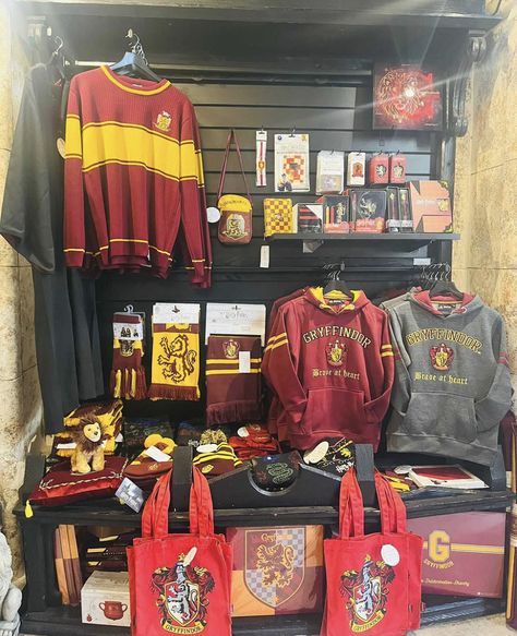 Harry Potter Shopping, Hogwarts Merch, Harry Potter Stick, Gryffindor Outfits, Gryffindor Outfit, Harry Potter Candy, Hermione Granger Aesthetic, Harry Potter Travel, Hogwarts Outfits