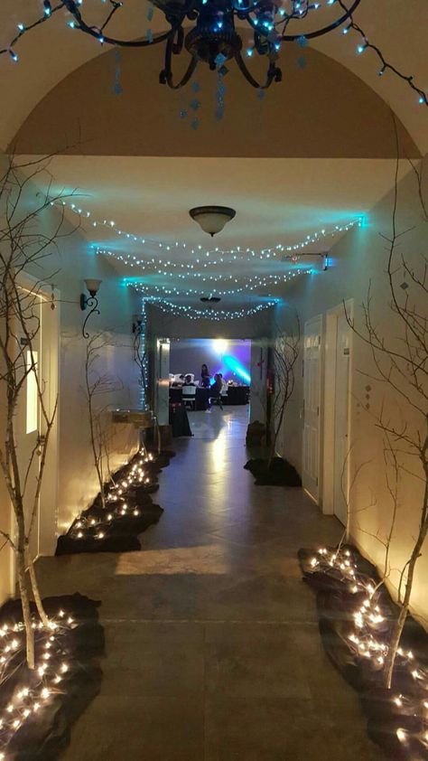 Cheap Event Decor, Cheap Prom Decorations Diy, Cheap Prom Decorations, Prom Decorations Diy, Prom Party Ideas, Egyptian Party, Gala Decorations, Banquet Decor, Italian Night