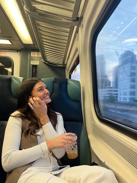 Train Picture Ideas, Taking The Train Aesthetic, Train Girl Aesthetic, Train Photoshoot Aesthetic, Train Photo Ideas Instagram, Revenge Selfie, Photo In Train, Train Outfit Travel, Train Photo Ideas