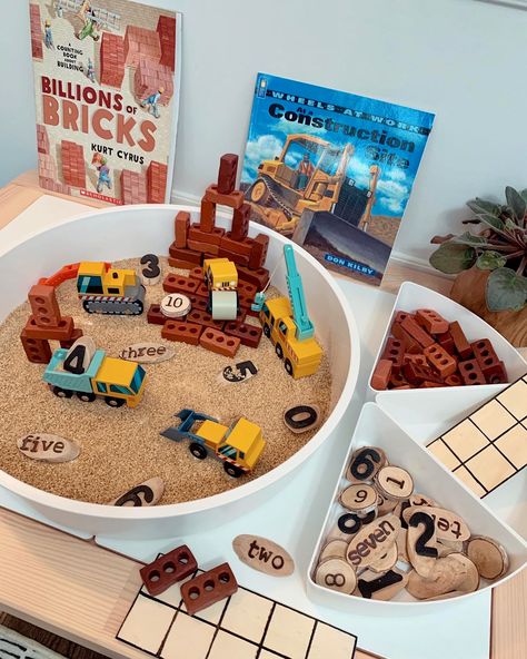 Counting Construction Site 🚜🧱🔢 Can you build, count and create in the construction site? This is such a fun way to incorporate small world play and math invitations! In your playtray pour in a sensory bin filler to act as the base of your construction site (oats, crushed cereal, sand, erc) and then add in your construction vehicles! In your playtray compartments add in your mini bricks, ten frames, loose numbers and natural materials. 🚜 Place some books to support and inspire their play li... Construction Sensory Play, Construction Sensory Bin, Sensory Bin Play, Mini Bricks, Sand Pit, Construction Trucks, Construction Activities, Sand Play, Reggio Inspired