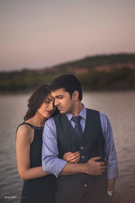 Prewedding In Saree, Prewedding Photoshoot In Saree, Prewedding Photography Indian, Marriage Pics, Wedding Photography Indian, Pre Wedding Photoshoot Beach, Pre Wedding Photoshoot Props, Photography Indian, Mehendi Ceremony