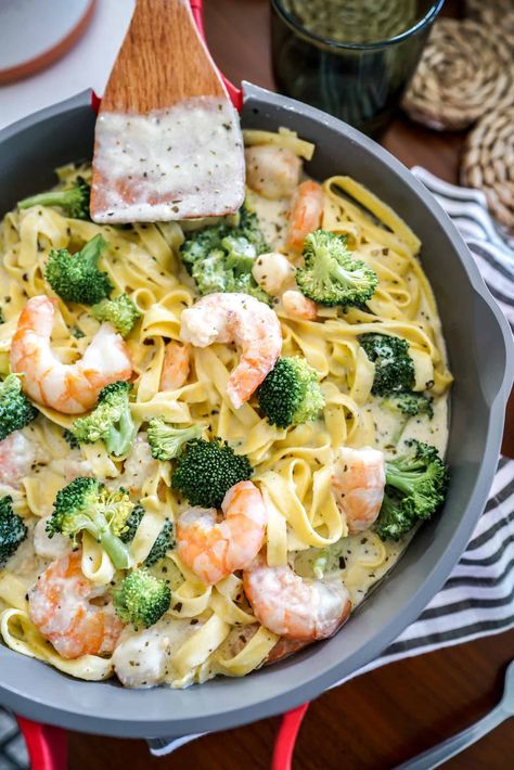 Pesto Alfredo Pasta, Pesto Alfredo Sauce, Alfredo With Shrimp, Spinach Alfredo Sauce, Broccoli Shrimp, Pesto Alfredo, Shrimp Broccoli, Prawn Pasta, Spinach Alfredo