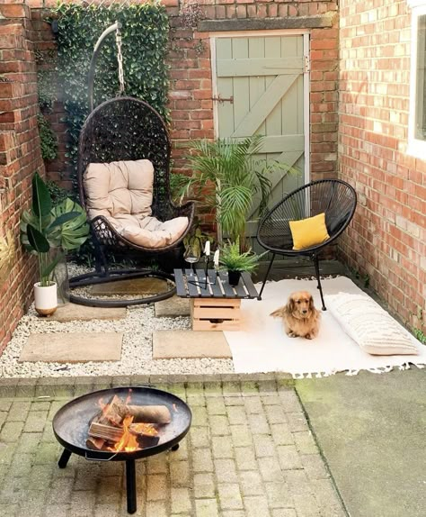 Egg Chair Garden, Outdoor Alcove Ideas, Garden Egg Chair, Small Cosy Garden, Tiny Courtyard Ideas, Cosy Garden Ideas, Small Courtyard Garden Ideas, Small Patio Ideas Townhouse, Egg Chair Outdoor