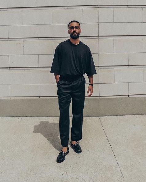 Neal Jolly on Instagram: "All black everything 🕶… been pairing tees with trousers lately and it’s been the perfect balance between relaxed and elevated for a summer date night out. It gives you the flexibility where you’re a blazer away from taking the fit to somewhere more formal, or untuck the tee and take it to somewhere more casual… Wearing an oversized 3/4 sleeve shirt tucked into relaxed-fit double pleated trousers, from @fearofgod. Throw on a pair of penny loafers, and accessorize with a Men Date Night Outfit Casual, Men Night Out Outfit, Night Out Outfit Summer, Trendy Outfits Edgy, Summer Date Night, Guy Style, Outfits Edgy, Black Everything, Shirt Tucked In