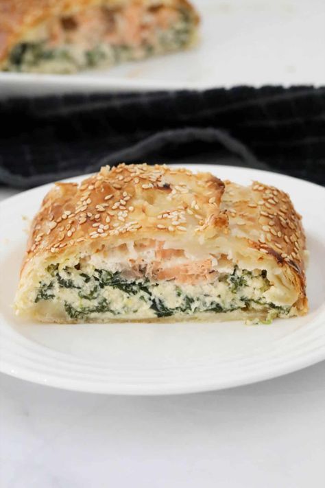 A creamy salmon and spinach pie encased in a puff pastry crust and shaped lke a log. Salmon Pie Recipe, Spinach Ricotta Filling, Spinach And Salmon, Salmon In Puff Pastry, Salmon Puffs, Salmon Pie, Phyllo Dough Recipes, Ricotta Pie, Ricotta Filling