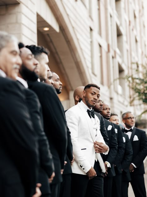 Best Groomsmen Photos, Large Family Wedding Photos Group Poses, Black Wedding Poses, Lifestyle Photography Wedding, Wedding Photography Black Couples, Editorial Groomsmen Photos, Black Wedding Pictures, Wedding Photos Black Couples, Wedding Photography Groomsmen