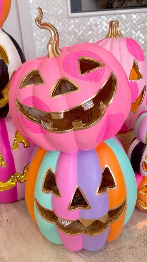 Glam Halloween Wreath, Pink And Gold Pumpkins, Girlie Halloween Decor, Pink Halloween Tree, Whimsical Halloween Decor, Colorful Halloween Decor, Nutcracker Cookies, Pastel Halloween Decor, Pink Halloween Decor