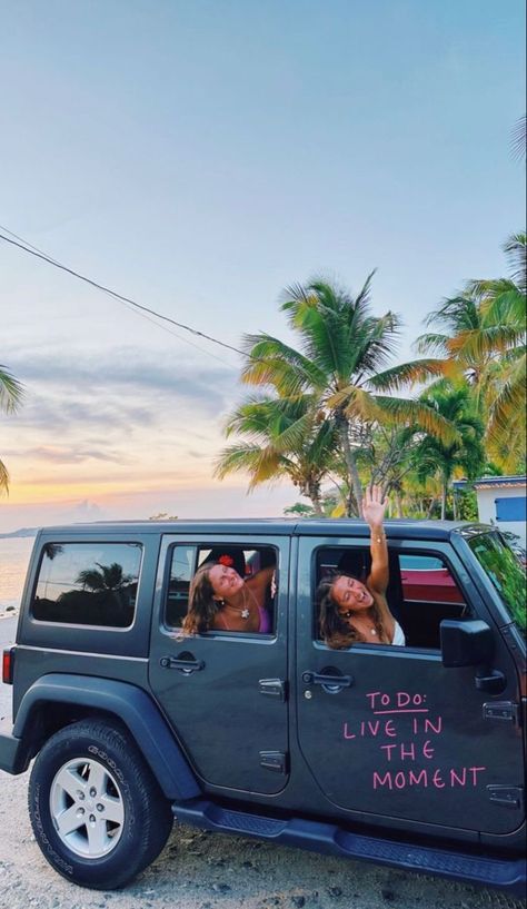 Preppy Summer Beach, Natalie Downey, Beach Jeep, Beach Cars, Aesthetic Preppy, Girly Car, Dream Cars Jeep, Senior Trip, Summer Goals