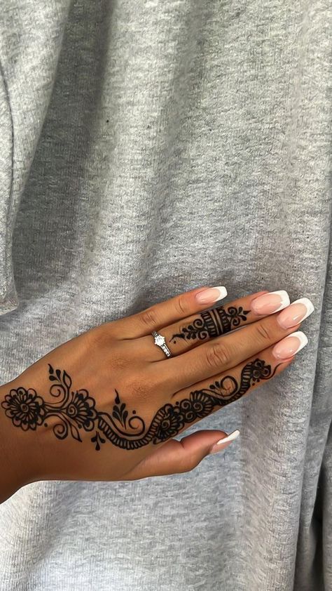 French Tip Nails With Henna Design, Henna Designs Black Women Simple, Henna Right Hand, Henna With Initials, Prom Henna Designs, Small Hand Henna Designs, Henna For Prom, Modele Henne Main Simple, Modele Henna Simple