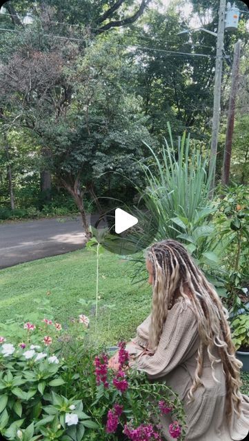 DREADLOCK COTTAGE (Heather) on Instagram: "🌾Let’s talk about it!🌾 I have been seeing a LOT more people requesting them & dreadlock artists doing them! ANYTHING added to your natural locs adds weight. Lizzie’s & Congo’s do the same. (Lizzie’s are a short dreaded part/loose ends that are attached to just the top row of natural locs underneath your loose hair on a partial) (Congos are a longer dread extension, usually the total length of your natural locs & gives more dreadlocks; 2 dreadlocks from one section/root, can be added to a partial or full head) I WILL add 5-6 Lizzie’s to a new partial installation. (They are extremely lightweight) I normally will NOT add Congos during an initial install. (A bit heavier weight than Lizzie’s) I sometimes won’t add ANY! Why? If the sections are too s One Dreadlock In Hair, Dreadlock Sectioning, Partial Dreads Hairstyles, Partial Dreads Short Hair, Partial Dreads Curly Hair, Grey Dreads, White Women Dreadlocks, Older Woman Dreadlocks, Dreadlock Extensions Half Head