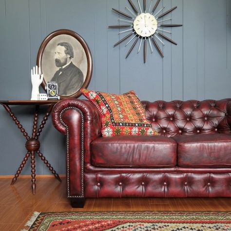 Cherry Leather Couch Living Rooms, Lounge With Chesterfield Sofa, Chesterfield Sofa Living Room Red, Oxblood Sofa Living Rooms, Oxblood Leather Couch, Burgundy Leather Sofa Living Room Ideas, Burgundy Leather Couch Living Room Decor, Red Chesterfield Sofa Living Room Ideas, Oxblood Chesterfield Living Room