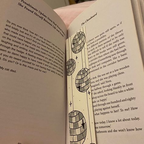 Book Marks Aesthetic Easy, Taylor Swift Inspired Bookmarks, Page Marker Ideas, Drawing Bookmarks Ideas, Book Marker Ideas, Bookmark Ideas Aesthetic Vintage, Swiftie Bookmark, Mirrorball Bookmark, Taylor Swift Bookmarks Diy