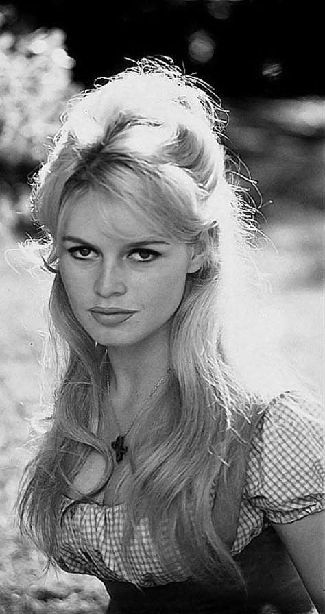 Brigitte Bardot - the Goddess of 1950s and 1960s - Atchuup! - Cool Stories Daily Brigitte Bardot Young, Bardot Hair, Bardot Brigitte, Stars D'hollywood, Bridgette Bardot, Bridget Bardot, Bardot Style, Actrices Hollywood, Catherine Deneuve