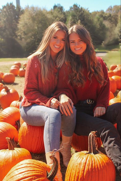 Best Friends Pumpkin Patch Pictures, Pumpkin Patch Pics With Friends, Best Friend Fall Pictures Photo Shoots, Pumpkin Patch Ideas Pictures, Pumpkin Patch Photo Ideas Friends, Bsf Pumpkin Patch Pics, Mom And Daughter Pumpkin Patch Pictures, Pumpkin Patch Photoshoot Best Friends, Pumpkin Patch Friends Photoshoot