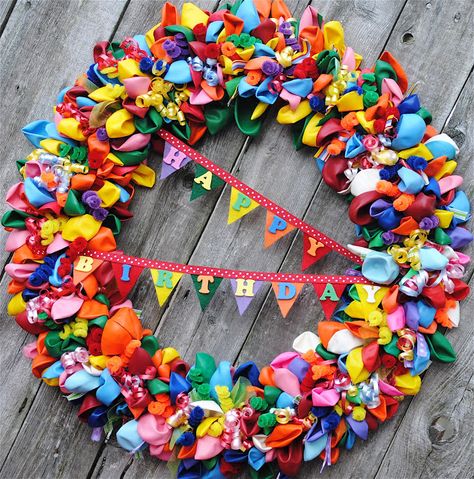 Dozens of deflated balloons can also make quite the impact. Choose a variety of colors for technicolor display, or go monotone for a wreath that relies on texture for extra interest. Get the tutorial at Happy Go Lucky »  - GoodHousekeeping.com Birthday Wreath Diy, Birthday Balloon Wreath, Balloon Wreath, Birthday Wreath, Pinterest Challenge, Balloon Birthday, Diy Birthday Party, 9th Birthday, Wreath Ideas